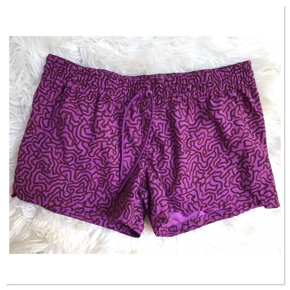 Columbia Pants - Columbia PFG Magenta Shorts Abstract Line Pattern Size Large